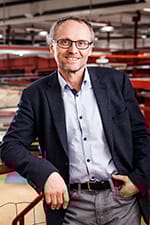 Leif Johanson på Ellos står lutad mot ett räcke